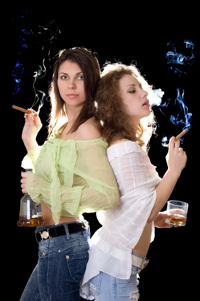 与雪茄的两个女朋友的肖像 — 图库照片