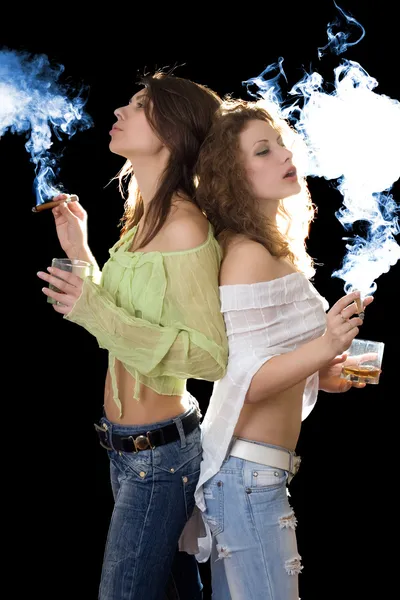 Dos Novias Guapas Jóvenes Con Cigarros —  Fotos de Stock