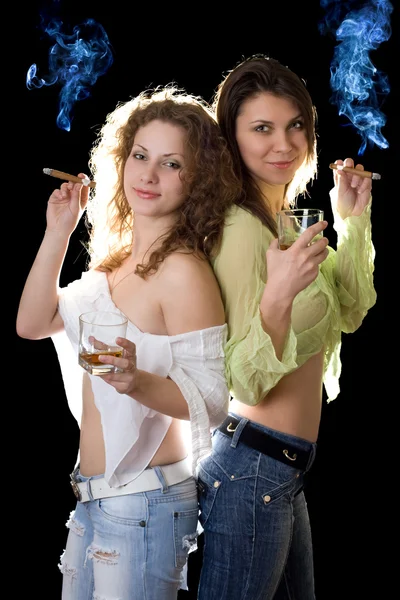 微笑着的两个漂亮的女友与雪茄 — 图库照片