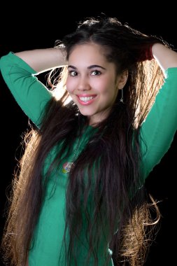 genç kadın uzun saçlarını çılgın bir görünüm ile bağlarken