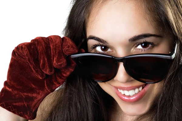 선글라스에 웃는 젊은 여자의 초상화 — 스톡 사진