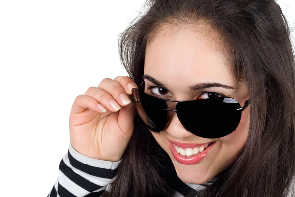 Портрет усміхненої дівчини в сонцезахисних окулярах — стокове фото
