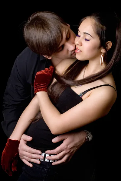 Ung Man Kysser Vacker Kvinna Isolerade Svart — Stockfoto