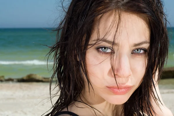 在海滩上年轻漂亮女人的画像 — 图库照片