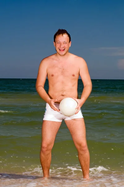 Giovane Uomo Con Palla Sulla Spiaggia — Foto Stock