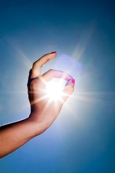 Γυναίκα Χέρι Γύρω Από Τον Ήλιο Και Μπλε Ουρανό — Φωτογραφία Αρχείου