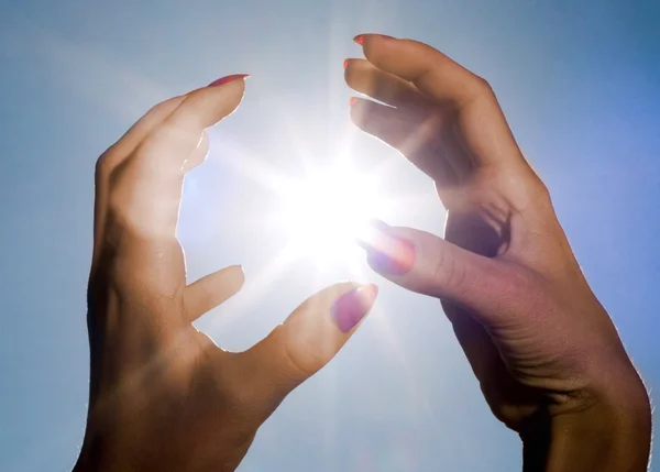 Γυναίκα Χέρια Που Αγγίζουν Τον Ήλιο Φόντο Γαλάζιο Του Ουρανού — Φωτογραφία Αρχείου