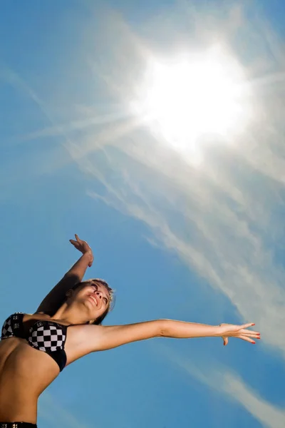 Leende Ung Kvinna Att För Solen — Stockfoto