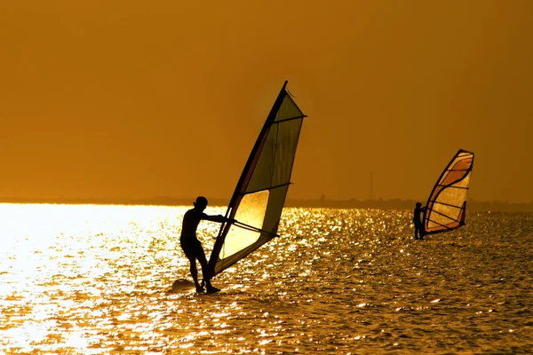 Dois windsurfistas — Fotografia de Stock