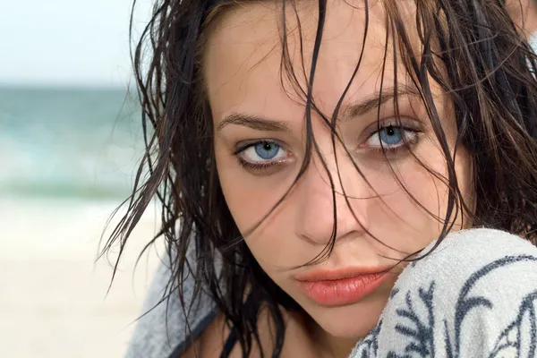 Retrato Uma Mulher Olhos Azuis Praia — Fotografia de Stock