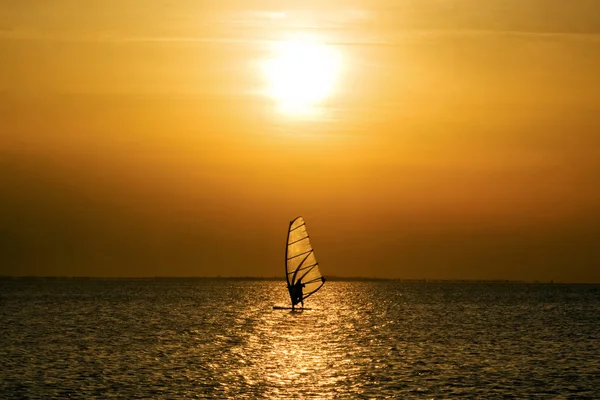 Sylwetka Surfer Blasku Słońca — Zdjęcie stockowe