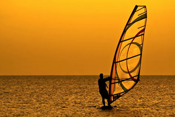 Silhouet Van Een Windsurfer Avond Zee — Stockfoto