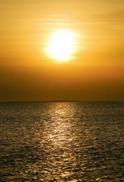 Ήρεμη Θάλασσα Κόλπο Στο Πορτοκαλί Ηλιοβασίλεμα — Φωτογραφία Αρχείου