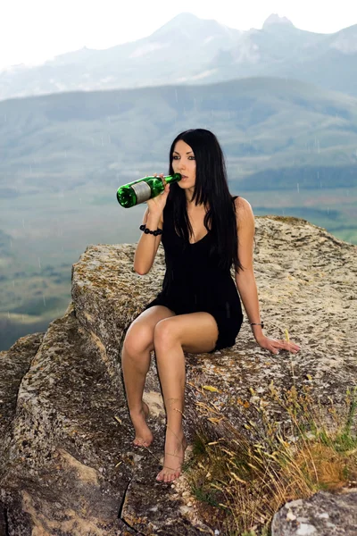 年轻女子与香槟酒瓶 — 图库照片