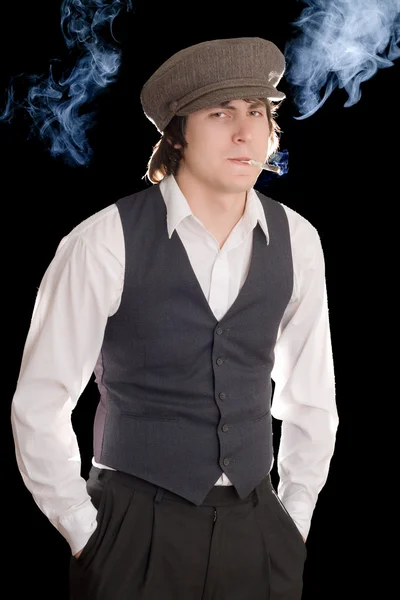 Młody Człowiek Palenia Strzeżony Wygląd Czarnym Tle — Zdjęcie stockowe