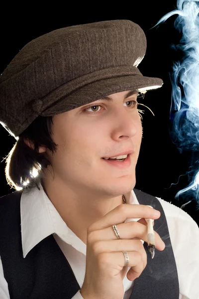 Mladý Muž Držící Cigaretu Těšíme Samostatný — Stock fotografie