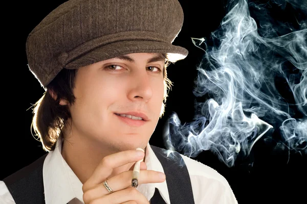 Πορτρέτο Ενός Νεαρού Άνδρα Ένα Τσιγάρο Απομονώνονται Μαύρο — Φωτογραφία Αρχείου