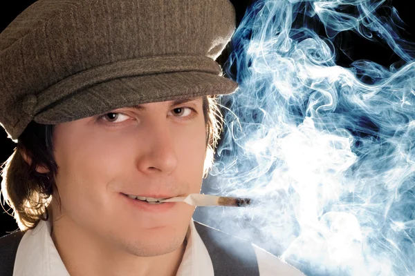 诡秘的微笑与吸烟男子的画像 孤立在黑色 — 图库照片