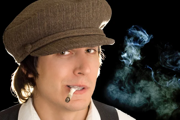 Człowiek z palić — Zdjęcie stockowe