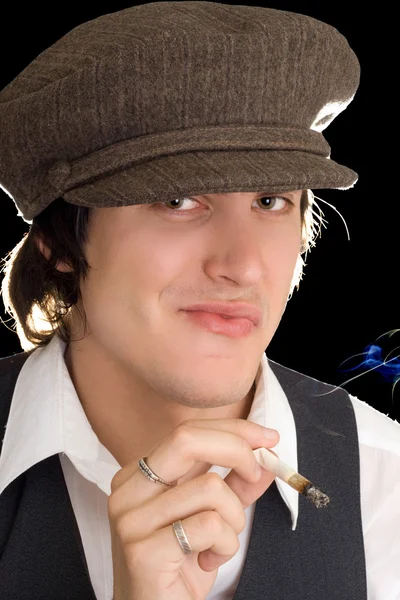 若い男がタバコを保持している顔を作るの肖像画 — ストック写真
