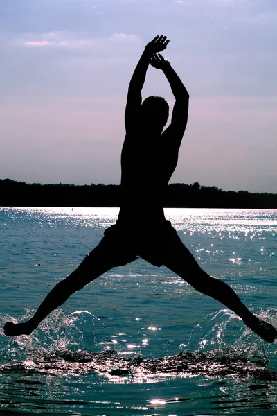 Silueta Hombre Saltando Río —  Fotos de Stock