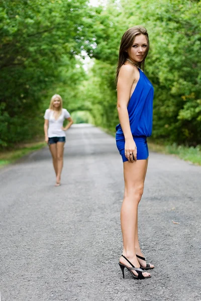 Två unga kvinnor — Stockfoto
