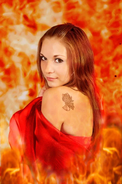 De vrouw in een vurige vlam. — Stockfoto