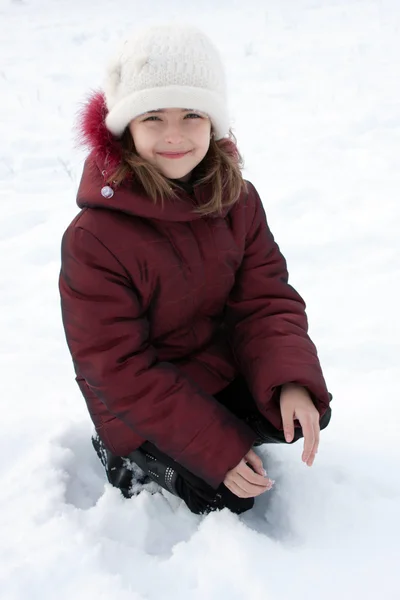 Bella ragazza nella neve . — Foto Stock