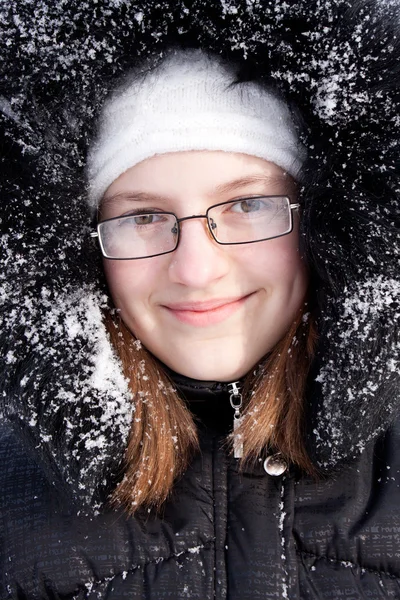 雪の中で毛皮のフードの美しい少女の肖像画. — ストック写真