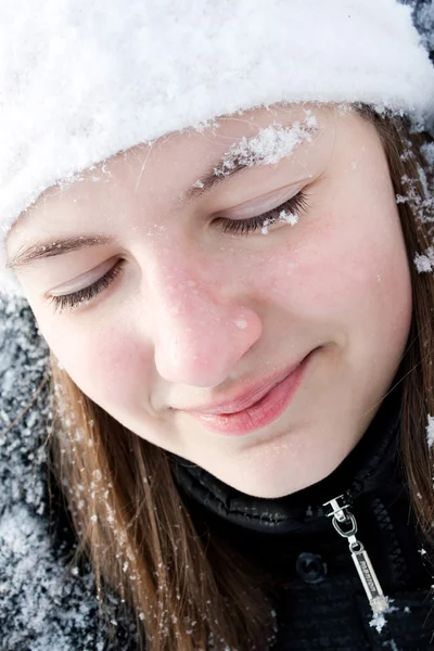 Красивая девушка в снегу . — стоковое фото