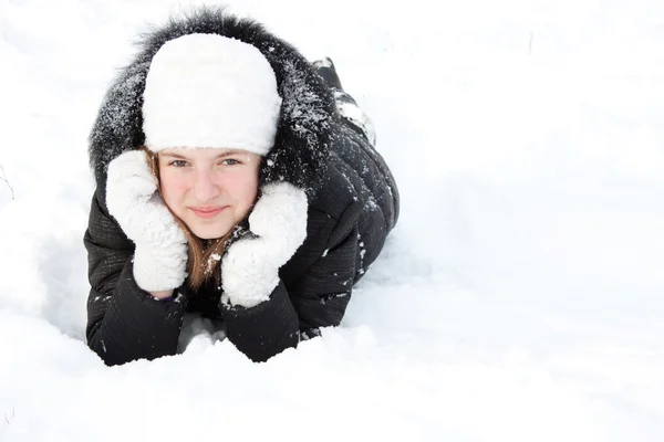 雪の中で美しい少女 — ストック写真