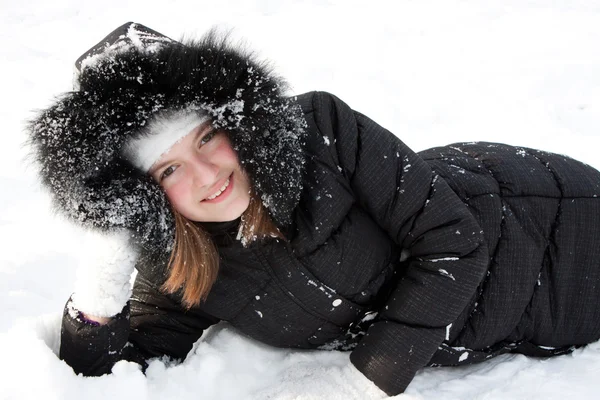 Красивая девушка в снегу . — стоковое фото