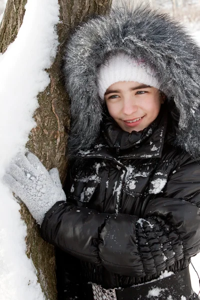 Bella ragazza vicino a un albero nella neve . — Foto Stock