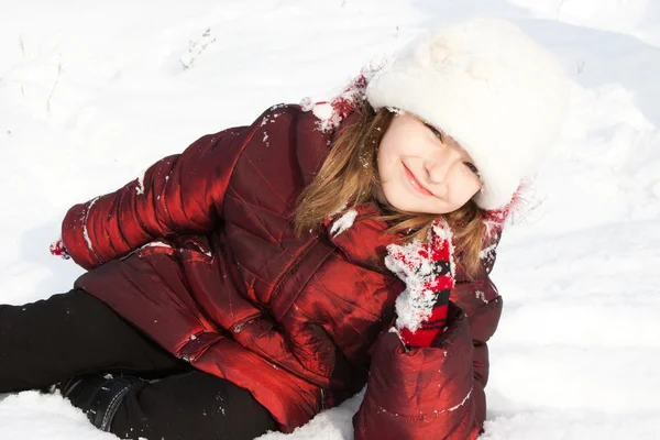 Vacker flicka i snö. — Stockfoto
