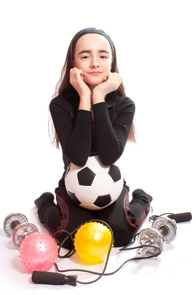 スポーツのダンベル 縄跳びの縄と ボールを持つ少女 — ストック写真