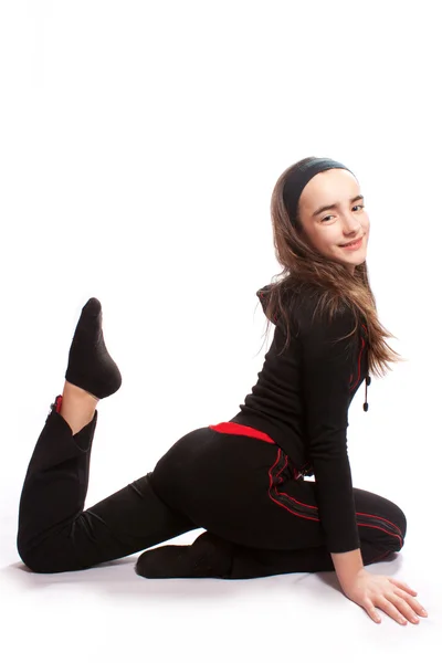 Спортивная девушка делает физические упражнения — стоковое фото