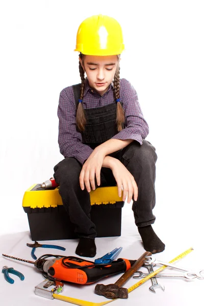 LIttle master ragazza seduta sulla cassetta degli attrezzi — Foto Stock