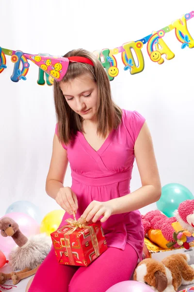 Dziewczyna na urodziny i prezenty — Zdjęcie stockowe