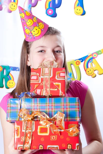 Födelsedagsbarnet och gåvor — Stockfoto