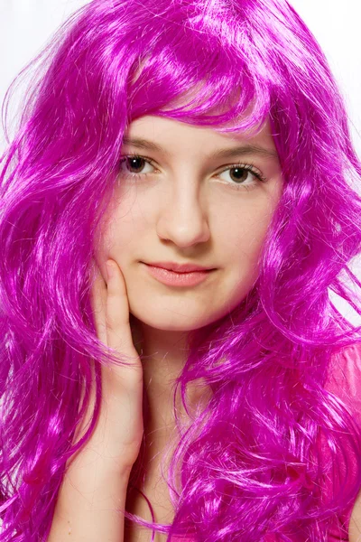 Menina bonita em uma peruca — Fotografia de Stock
