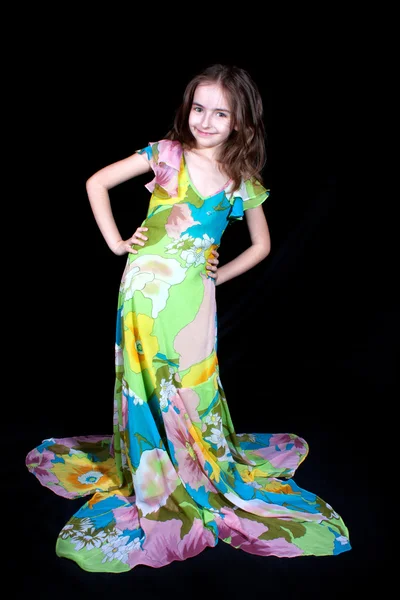 Стильная девушка в элегантном платье — стоковое фото