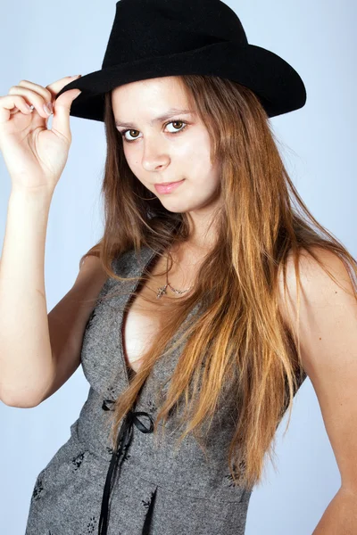Portret van de fraaie en stijlvolle meisje in een hoed. — Stockfoto