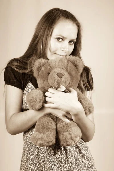 美丽的女孩与一个玩具熊泰迪的肖像. — 图库照片
