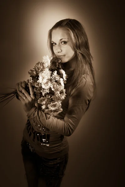 Retrato da menina doce e bonita com um monte de flor — Fotografia de Stock