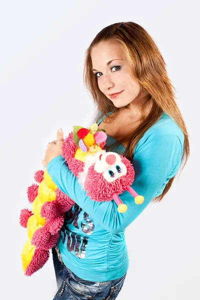 Portrait de la belle fille avec un jouet une chenille . — Photo