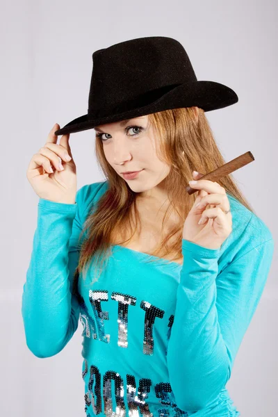 Retrato da menina bonita e elegante em um chapéu com um charuto — Fotografia de Stock