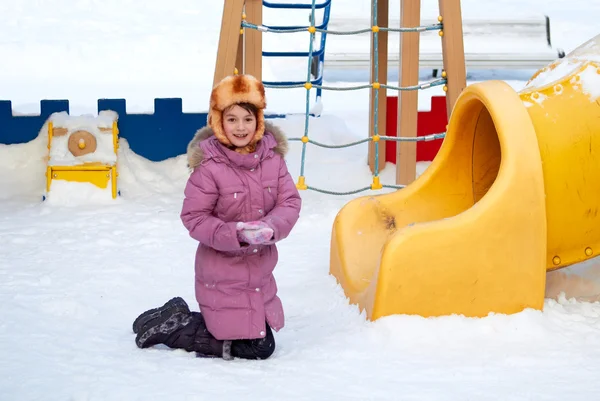Das Mädchen Auf Einem Kinderspielplatz Winter — Stockfoto