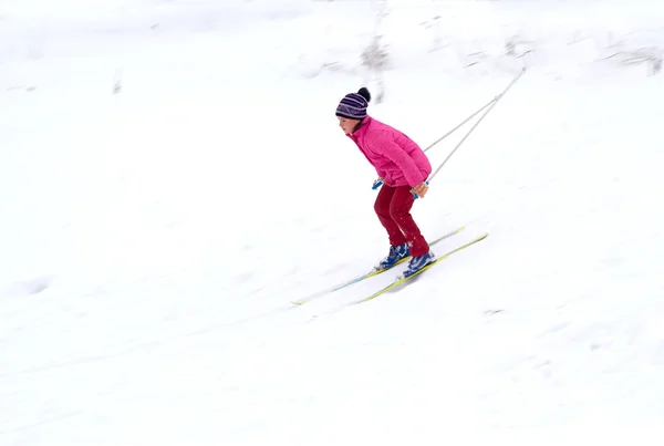 Helles Mädchen beim Skifahren — Stockfoto