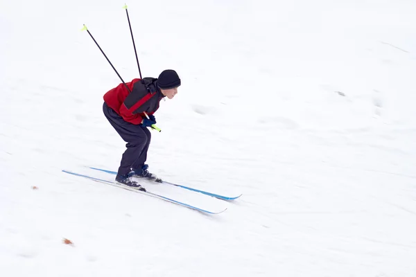Garçon Skiant Sur Station Ski Montagne — Photo