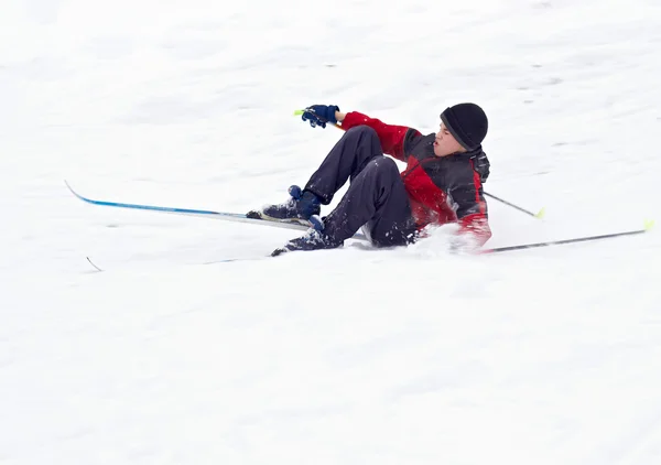 クロスカントリー スキーヤーは白い雪に落ちた — ストック写真